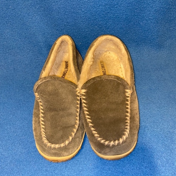 Ladies size 9 Minnetonka house slippers - Picture 2 of 4